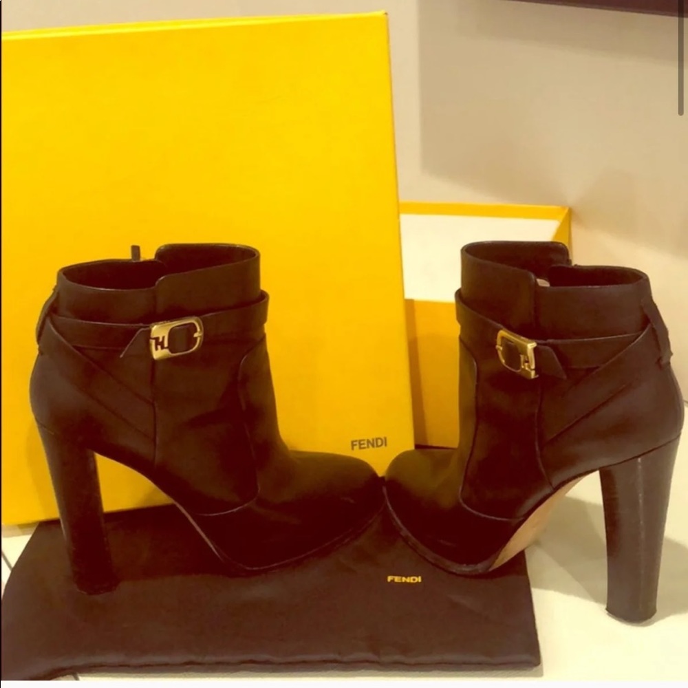 ❤️FENDI ANKLE BOOTS 🎉🥳 - Picture 5 of 11